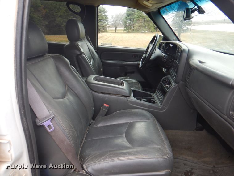 image for item II9818 2004 Chevrolet Silverado 1500  Crew Cab pickup truck