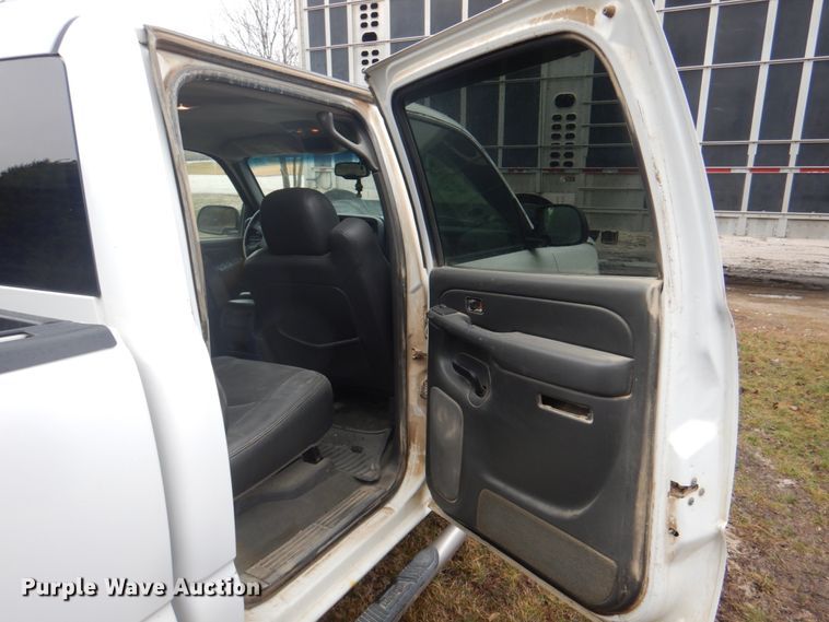 image for item II9818 2004 Chevrolet Silverado 1500  Crew Cab pickup truck