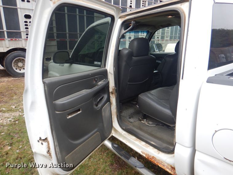 image for item II9818 2004 Chevrolet Silverado 1500  Crew Cab pickup truck