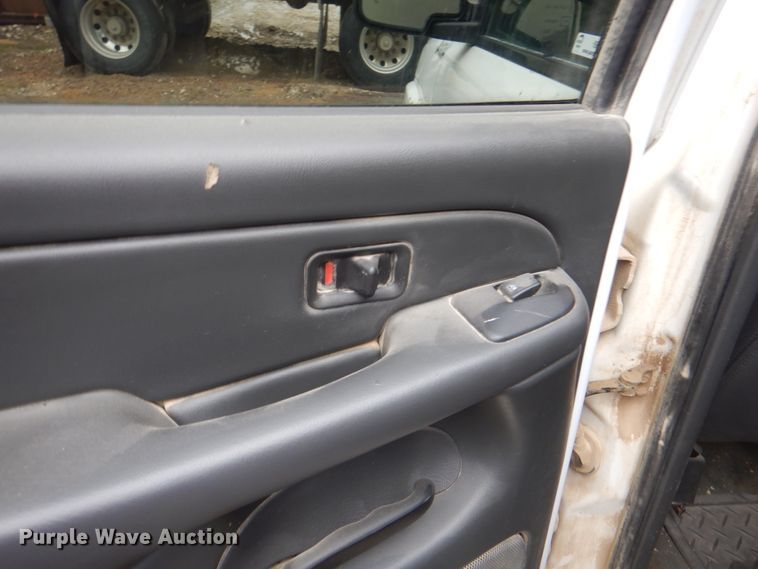 image for item II9818 2004 Chevrolet Silverado 1500  Crew Cab pickup truck