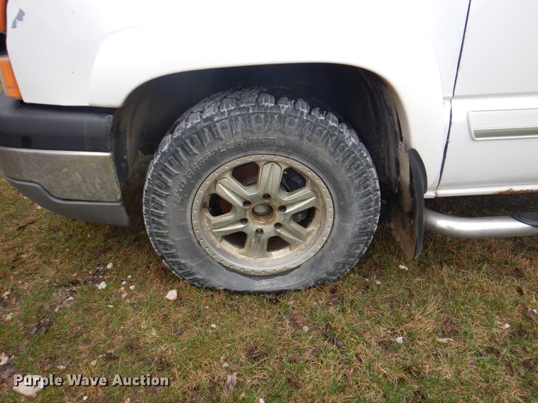 image for item II9818 2004 Chevrolet Silverado 1500  Crew Cab pickup truck