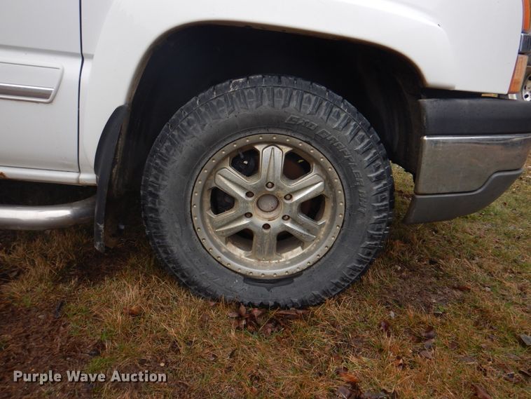 image for item II9818 2004 Chevrolet Silverado 1500  Crew Cab pickup truck