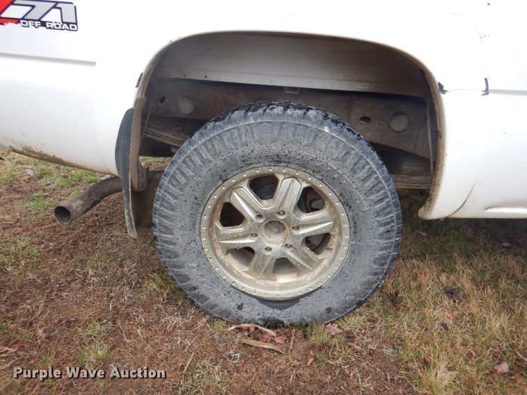 image for item II9818 2004 Chevrolet Silverado 1500  Crew Cab pickup truck