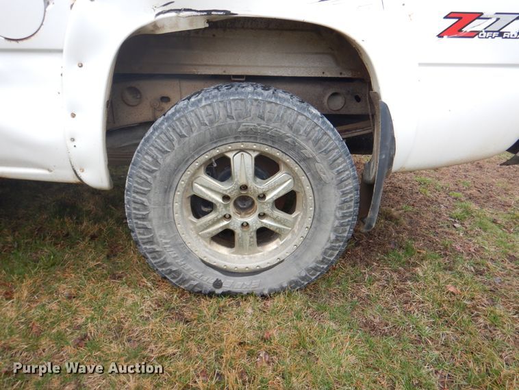 image for item II9818 2004 Chevrolet Silverado 1500  Crew Cab pickup truck