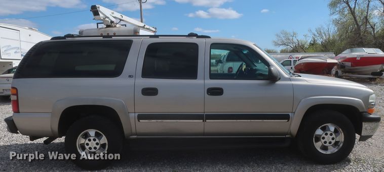 image for item IO9008 2001 Chevrolet Suburban 1500  SUV