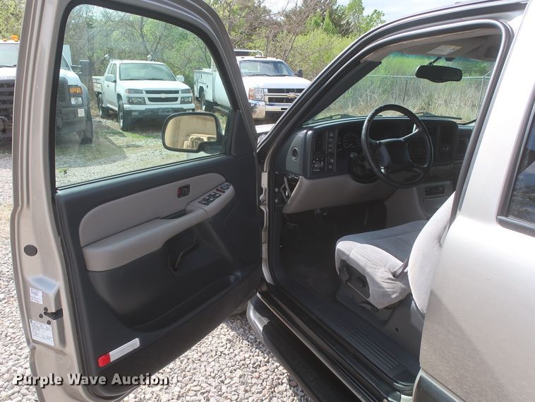 image for item IO9008 2001 Chevrolet Suburban 1500  SUV