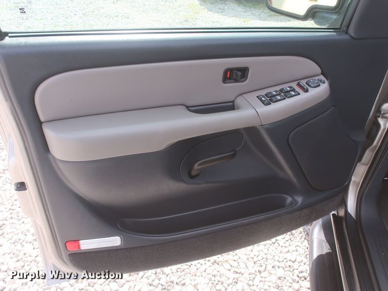 image for item IO9008 2001 Chevrolet Suburban 1500  SUV