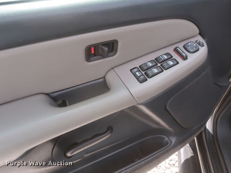 image for item IO9008 2001 Chevrolet Suburban 1500  SUV