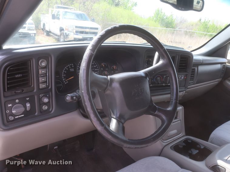 image for item IO9008 2001 Chevrolet Suburban 1500  SUV