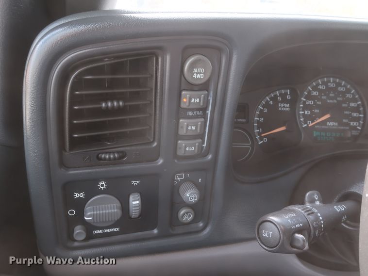 image for item IO9008 2001 Chevrolet Suburban 1500  SUV