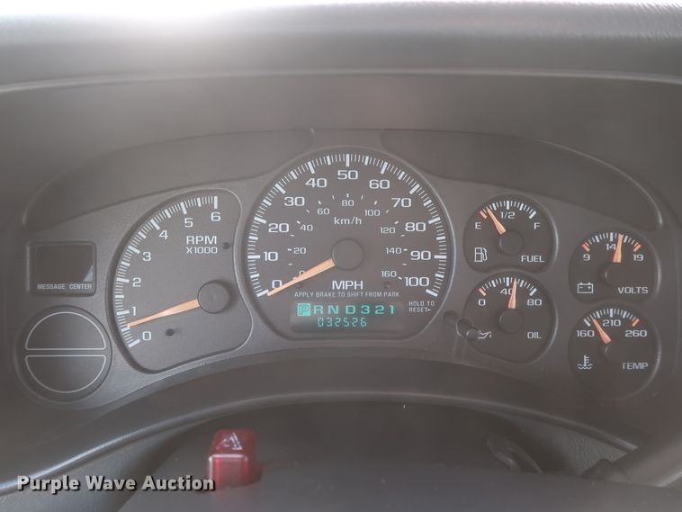 image for item IO9008 2001 Chevrolet Suburban 1500  SUV