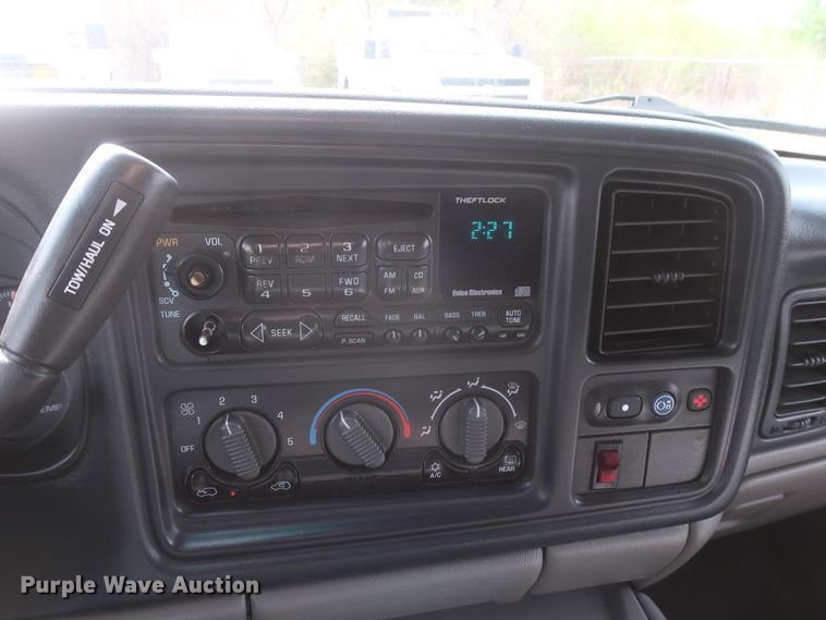 image for item IO9008 2001 Chevrolet Suburban 1500  SUV