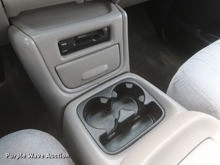 image for item IO9008 2001 Chevrolet Suburban 1500  SUV