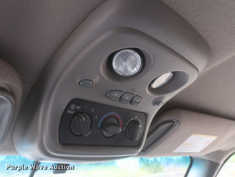 image for item IO9008 2001 Chevrolet Suburban 1500  SUV