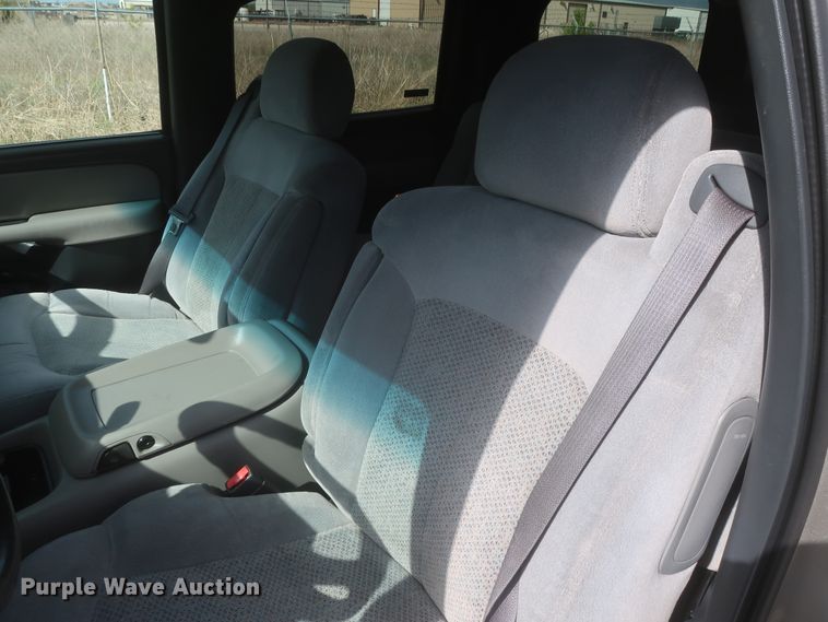 image for item IO9008 2001 Chevrolet Suburban 1500  SUV