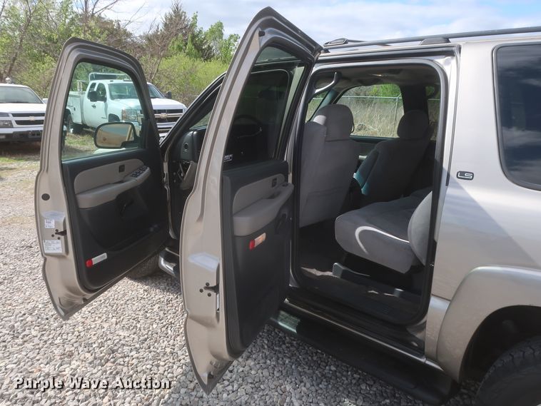 image for item IO9008 2001 Chevrolet Suburban 1500  SUV