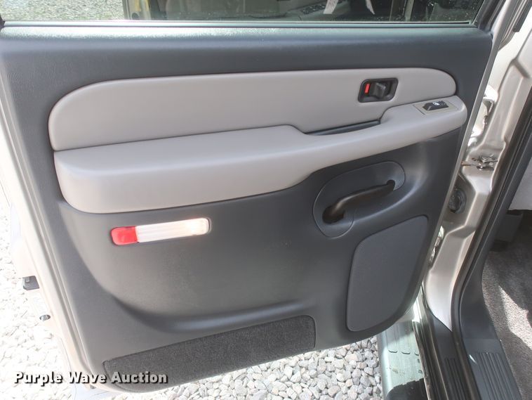 image for item IO9008 2001 Chevrolet Suburban 1500  SUV