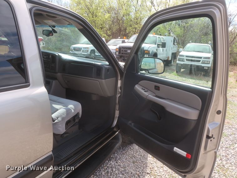 image for item IO9008 2001 Chevrolet Suburban 1500  SUV