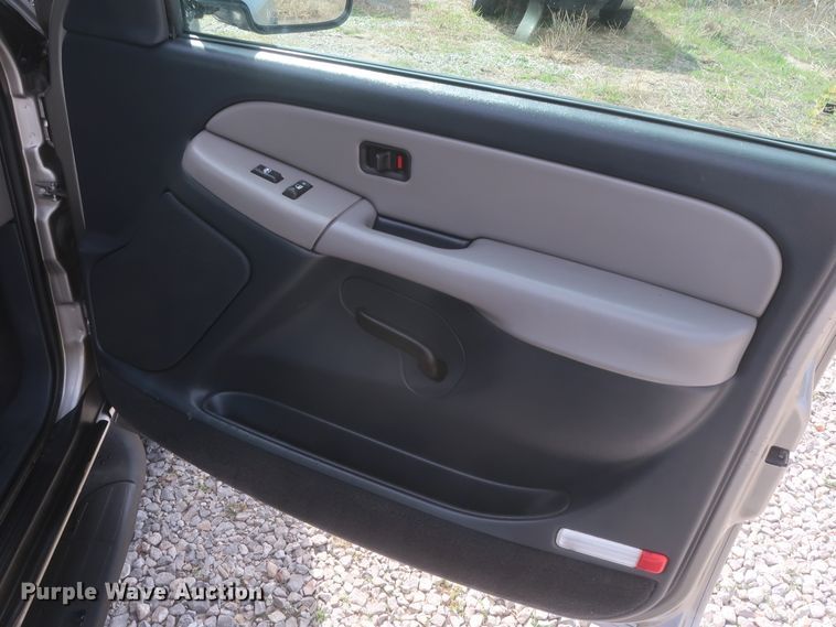 image for item IO9008 2001 Chevrolet Suburban 1500  SUV