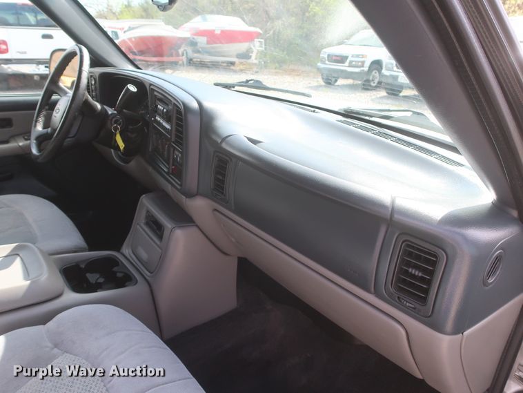 image for item IO9008 2001 Chevrolet Suburban 1500  SUV