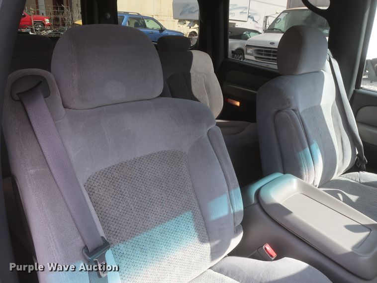 image for item IO9008 2001 Chevrolet Suburban 1500  SUV