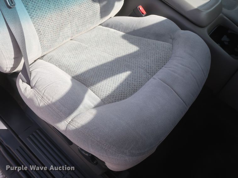 image for item IO9008 2001 Chevrolet Suburban 1500  SUV