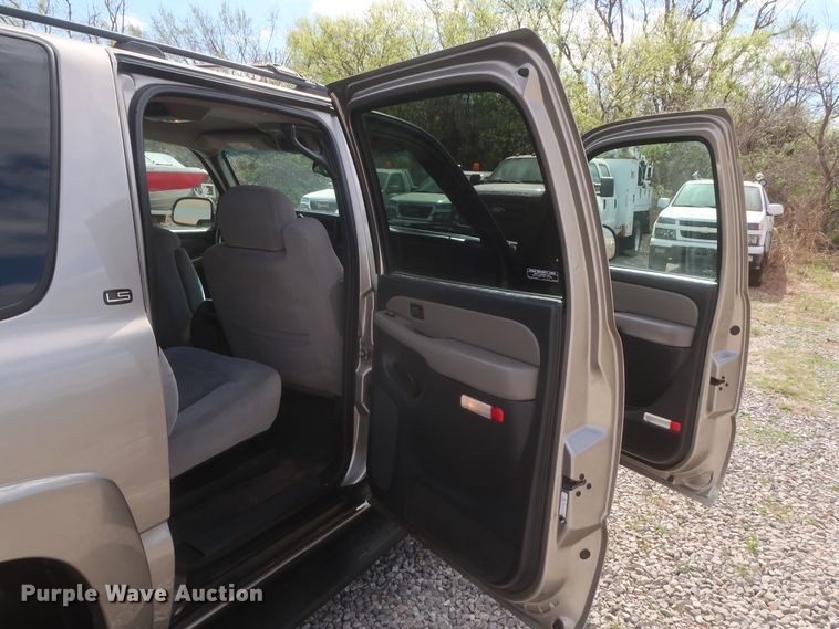 image for item IO9008 2001 Chevrolet Suburban 1500  SUV