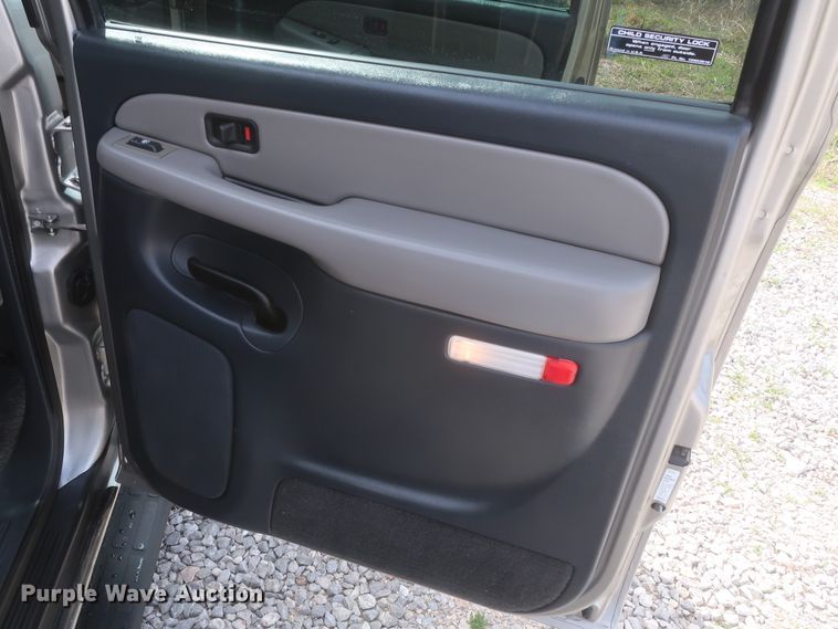 image for item IO9008 2001 Chevrolet Suburban 1500  SUV