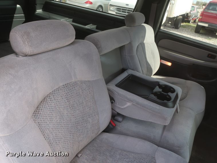 image for item IO9008 2001 Chevrolet Suburban 1500  SUV