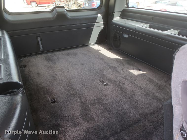 image for item IO9008 2001 Chevrolet Suburban 1500  SUV