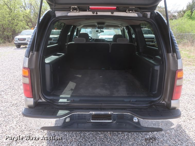 image for item IO9008 2001 Chevrolet Suburban 1500  SUV