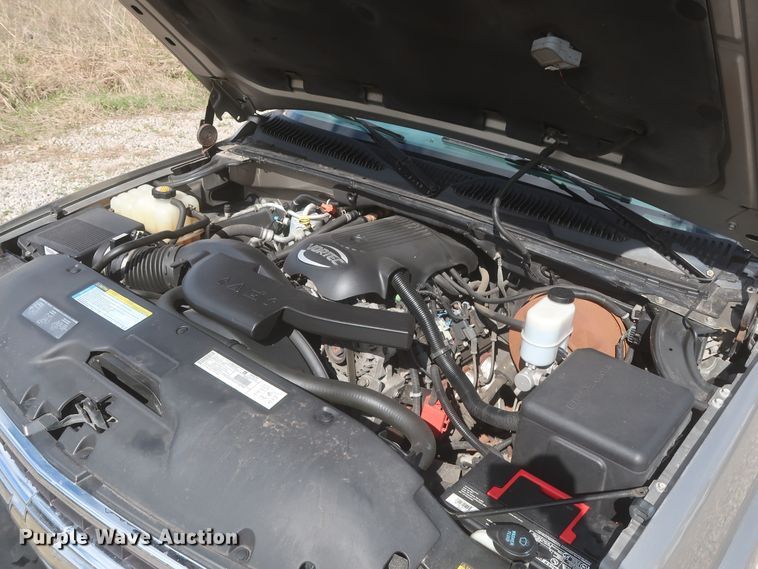 image for item IO9008 2001 Chevrolet Suburban 1500  SUV