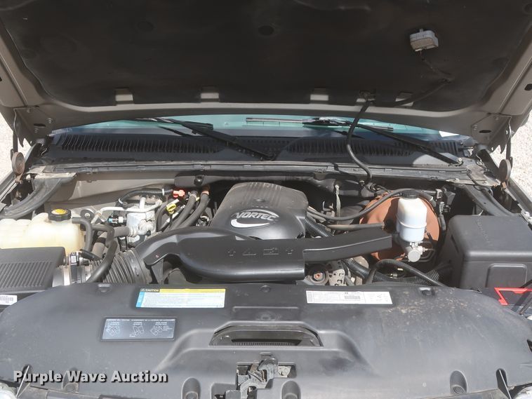 image for item IO9008 2001 Chevrolet Suburban 1500  SUV