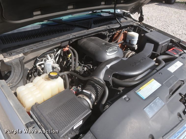 image for item IO9008 2001 Chevrolet Suburban 1500  SUV