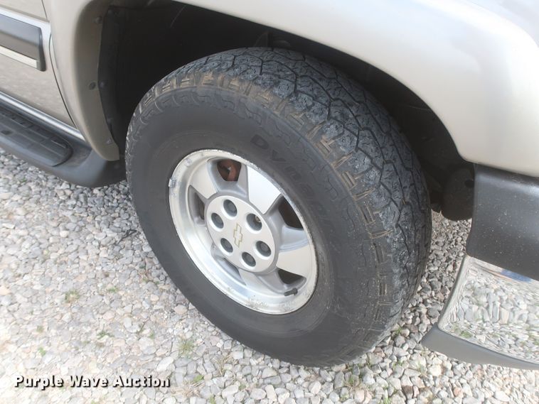 image for item IO9008 2001 Chevrolet Suburban 1500  SUV