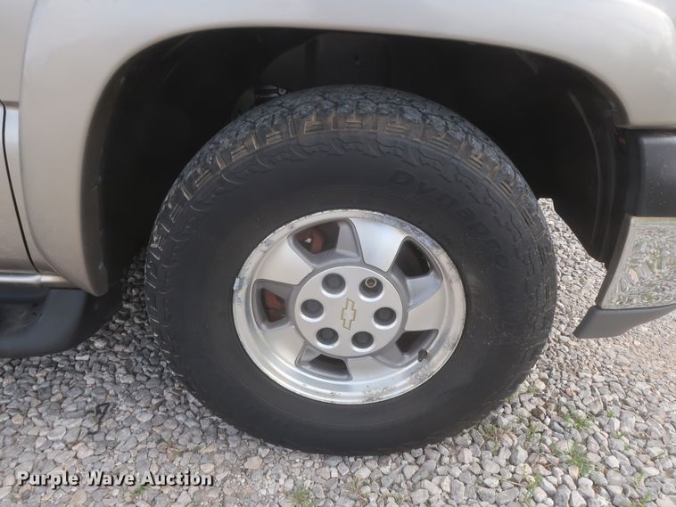 image for item IO9008 2001 Chevrolet Suburban 1500  SUV