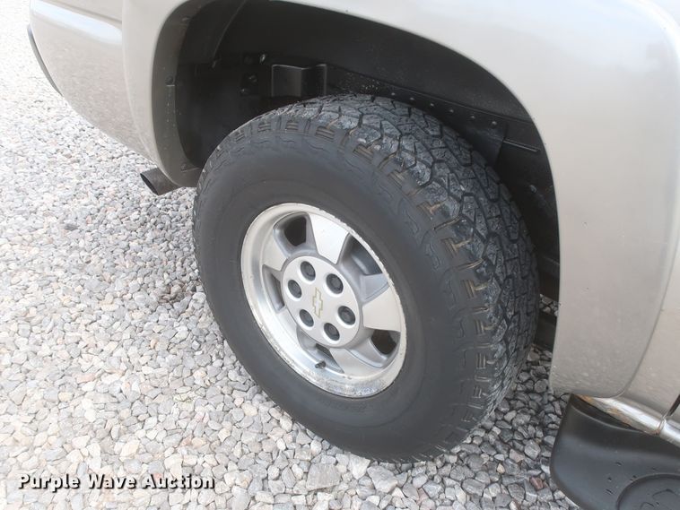 image for item IO9008 2001 Chevrolet Suburban 1500  SUV