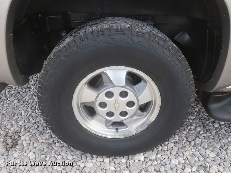 image for item IO9008 2001 Chevrolet Suburban 1500  SUV