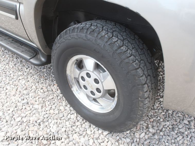 image for item IO9008 2001 Chevrolet Suburban 1500  SUV