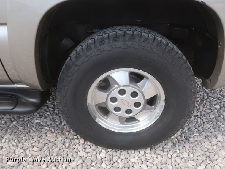 image for item IO9008 2001 Chevrolet Suburban 1500  SUV