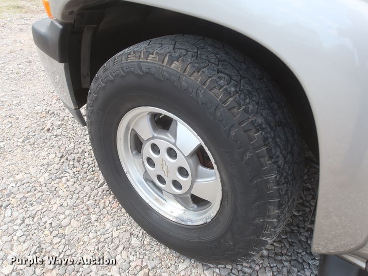 image for item IO9008 2001 Chevrolet Suburban 1500  SUV