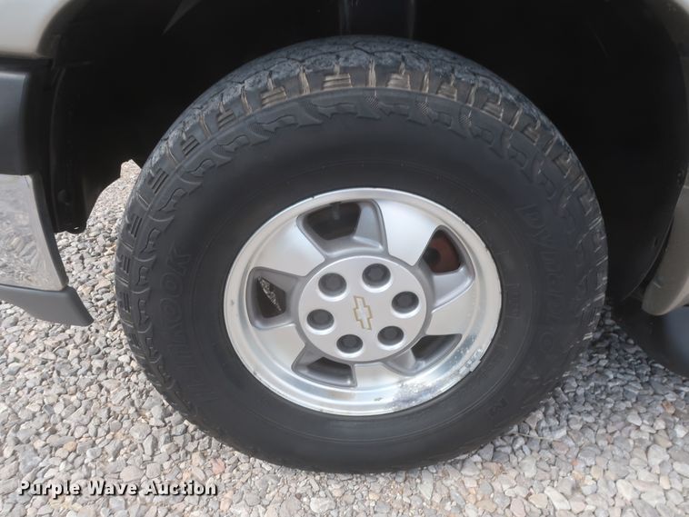 image for item IO9008 2001 Chevrolet Suburban 1500  SUV