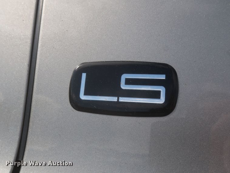 image for item IO9008 2001 Chevrolet Suburban 1500  SUV