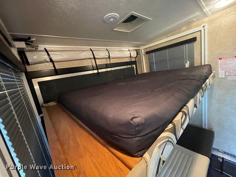 image for item IR9806 2010 Raptor 3912  toy hauler camper