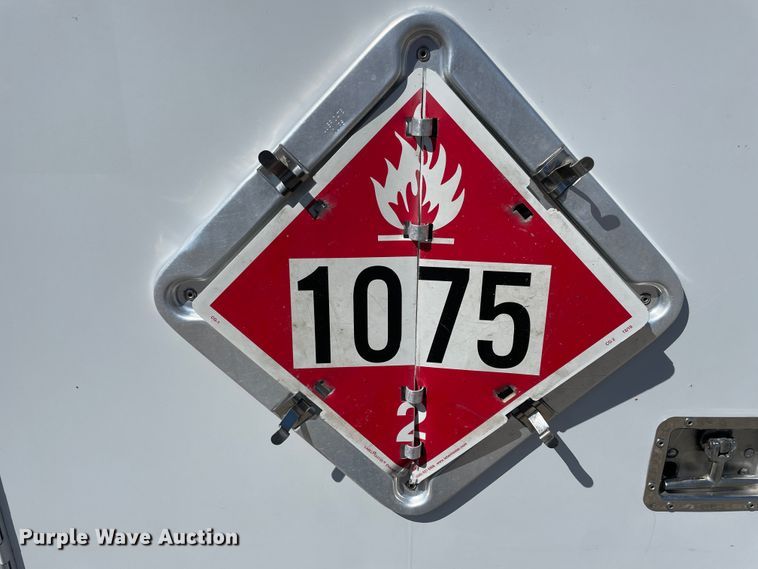 image for item IR9807 2011 Ford F450 Super Duty  service truck