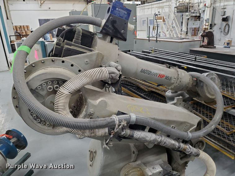 image for item IX9022 2004 Motoman HP165 six axis material handling robot