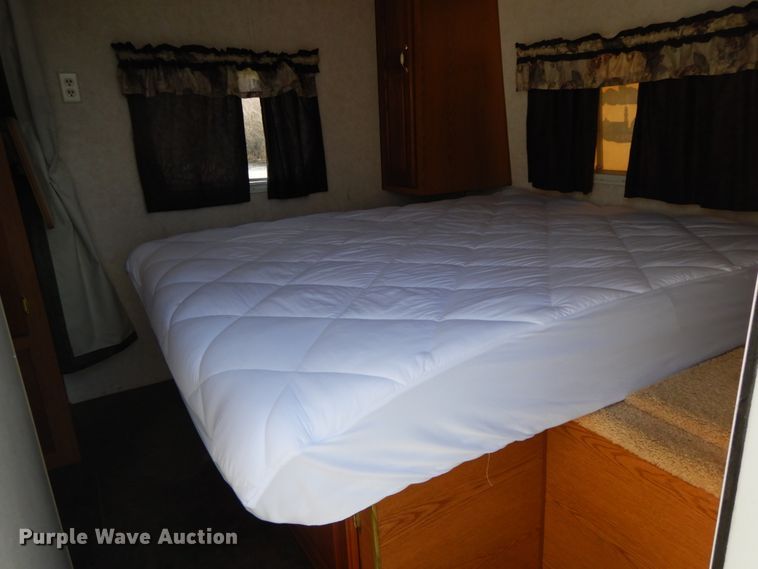 image for item IX9443 2003 Timberlodge  camper