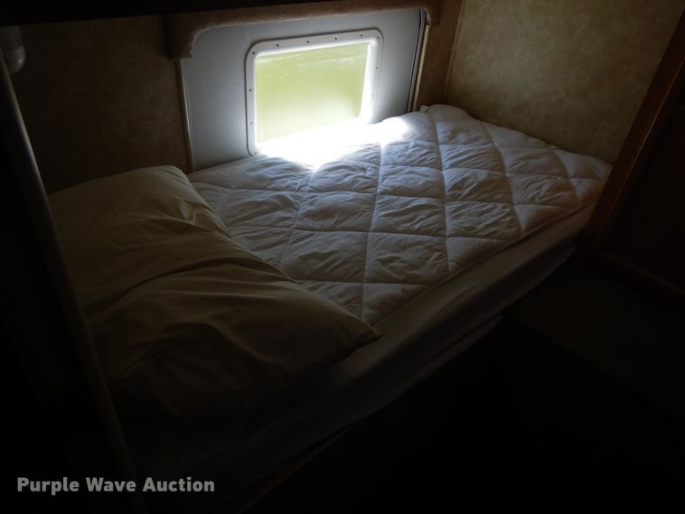 image for item IX9456 2006 Cross Roads Zinger ZT-320-QB  camper