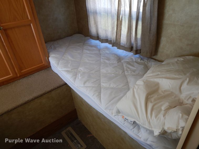 image for item IX9456 2006 Cross Roads Zinger ZT-320-QB  camper