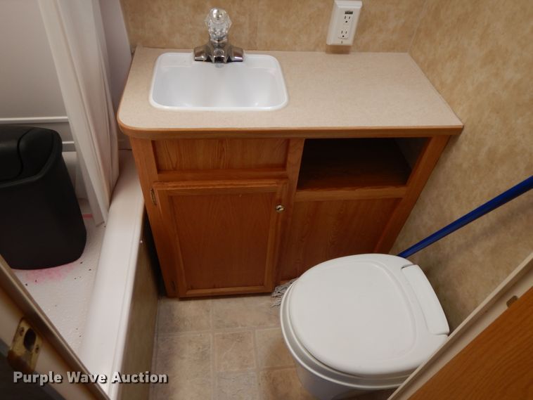 image for item IX9456 2006 Cross Roads Zinger ZT-320-QB  camper